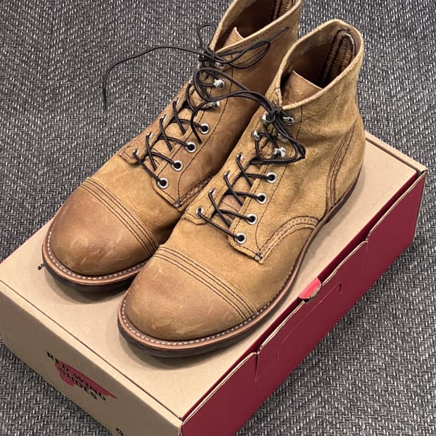 레드윙 아이언레인저 8083 발볼EE 260사이즈 팝니다.