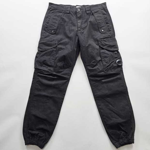 "
CP컴퍼니 카고바지 스판 블랙 조거팬츠 사이즈33

상품번호 : R3