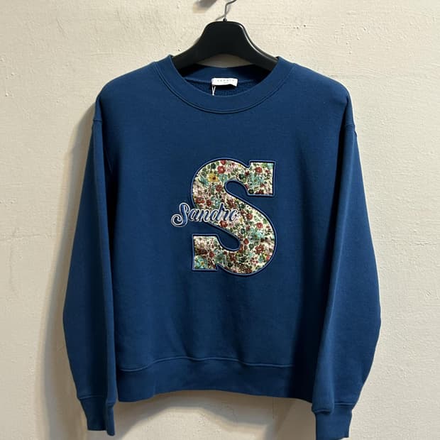 산드로 플라워 자수 로고 스웻셔츠