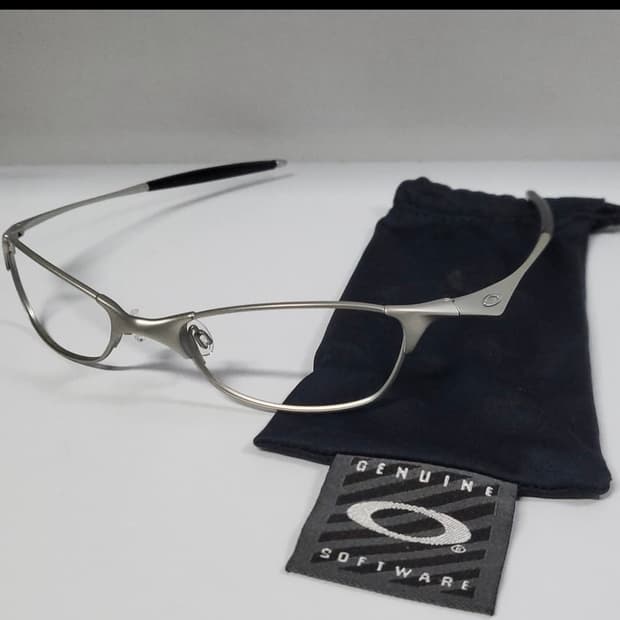 오클리 와이어탭 1.0 실버 컬러 구매합니다.