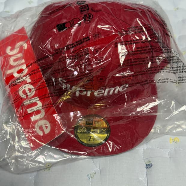 Supreme x New Era Rings Box Logo 캡