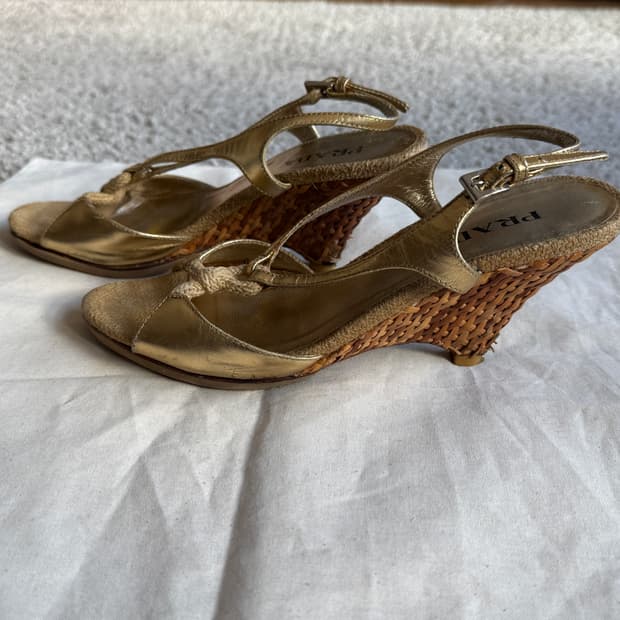 프라다 골드 슬링백 웨지힐 샌들