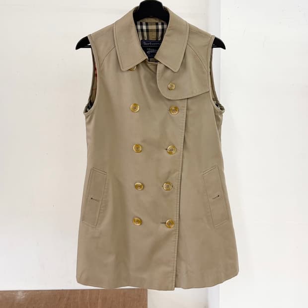 버버리 베이지 더블 브레스티드 슬리브리스 트렌치 코트