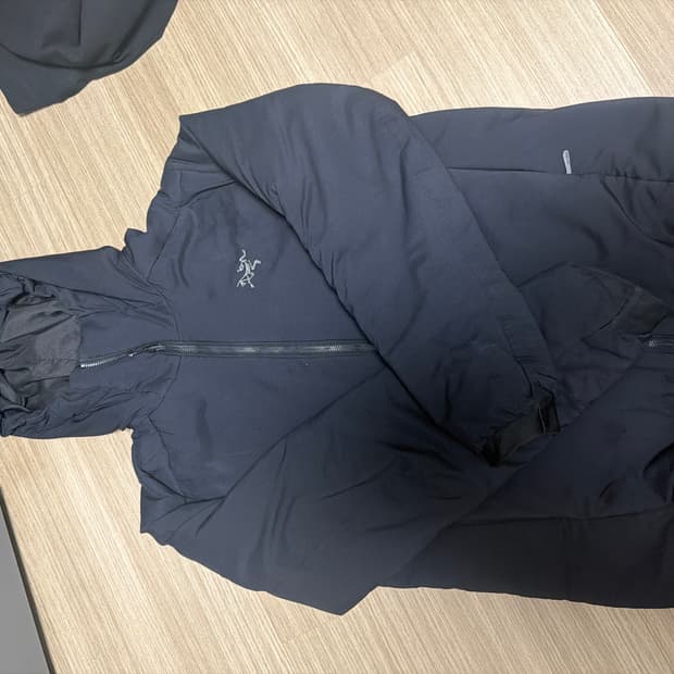 아크테릭스 아톰 헤비웨이터 m사이즈 판매 합니다!