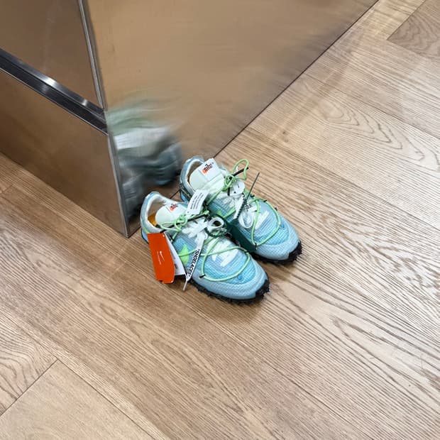 오프화이트 x 나이키 블루 와플 레이서 스니커즈 