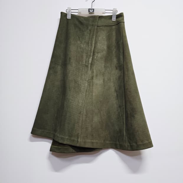 지컷 카키 언발란싱 스웨이드 랩 스커트