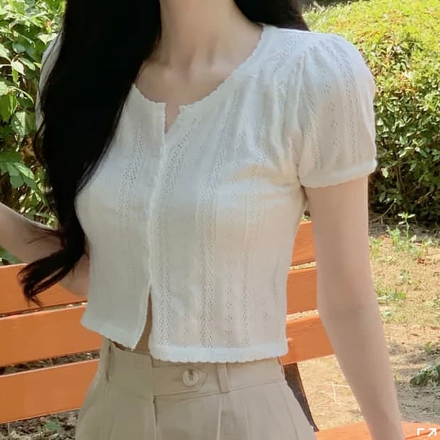 모어핏 라운드넥 펀칭 물결 퍼프 셔링 크롭 반팔 가디건 화이트