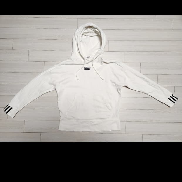 아디다스 후드티 s(하자오염없음)

오염 하자 없이 깨끗해요

흰색 아디