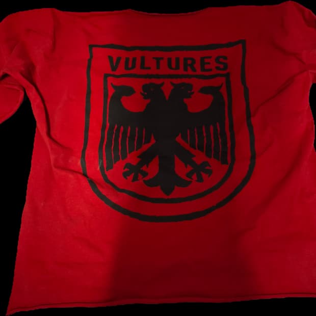 벌쳐스 롱슬 레드 1  VULTURES LONG SLEEVE RED 1