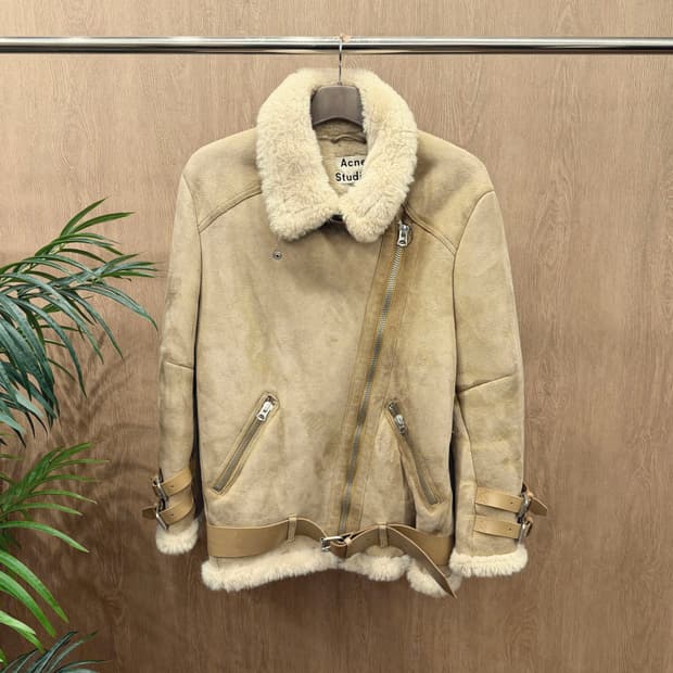 아크네 스튜디오 시어링 무스탕 자켓 언밸런스 지퍼 사이드 포켓 베이지