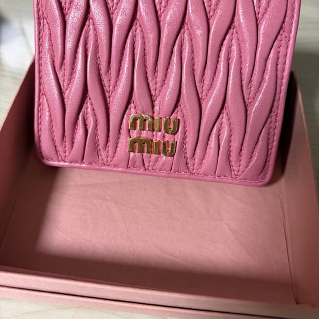 미우 미우 스몰 마테라쎄 나파 레더 월렛 베고니아 핑크