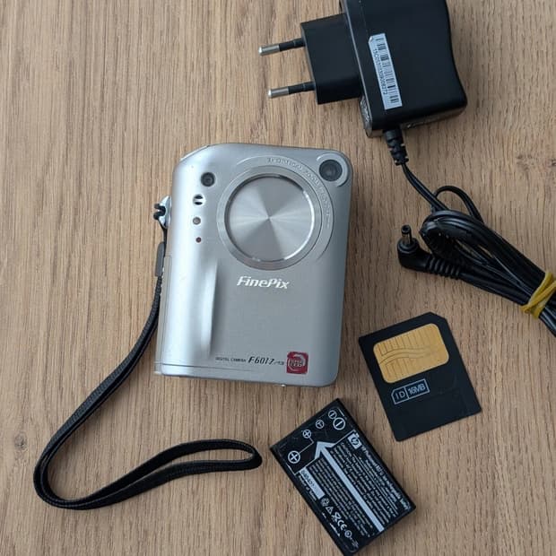 후지 파인픽스 F601 줌 (레트로 디지캠) 팝니다