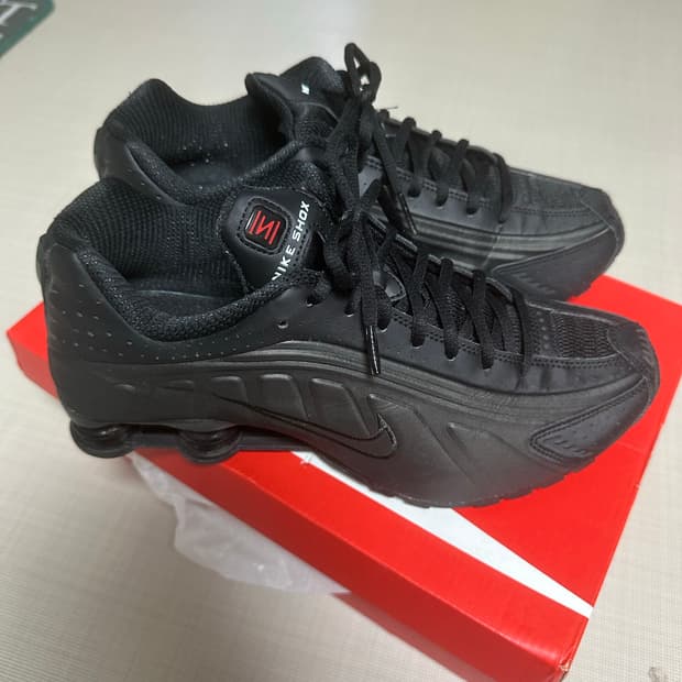 나이키 샥스 블랙 브라이트 크림슨 275