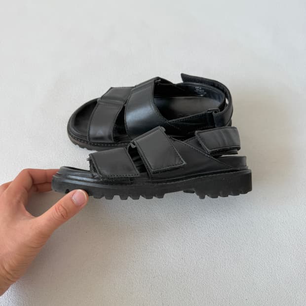 [225]코스(COS) 레더 벨크로 샌들