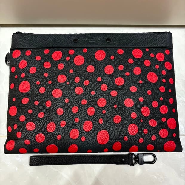 루이비통 x 쿠사마야요이 클러치