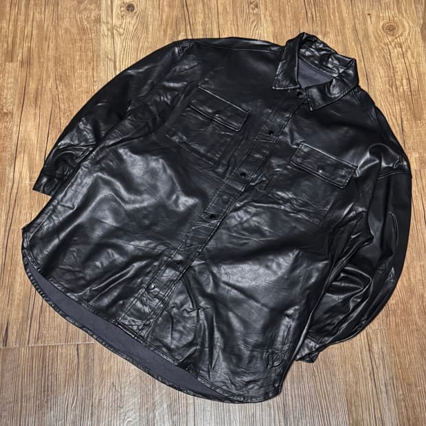 잉그 페이크 레더 버튼 셔츠 자켓