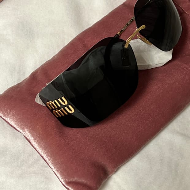 Miu Miu 미우미우 런웨이 선글라스 (민니 착용)