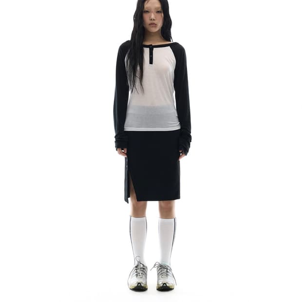 Ojos Button Slit Track Skirt / Black