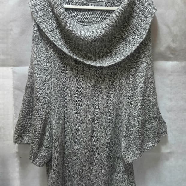 그레이 여리 니트 세미 오프숄더