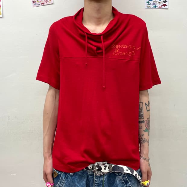 high-neck strap red T-shirt 