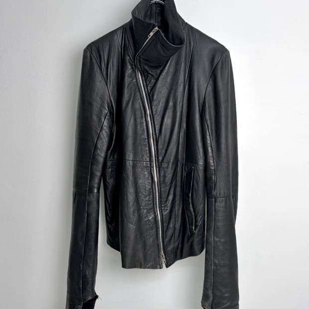 에캄 하이넥 사선 레더 자켓