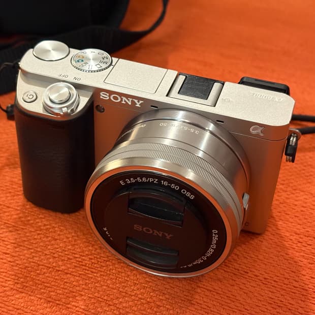 소니 A6000 알파6000 미러리스 카메라 실버 (9125컷)
