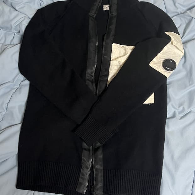 C.P. Company의 매력적인 블랙 집업 니트 100사이즈