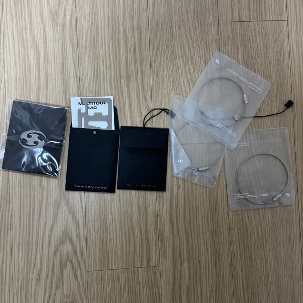 산산기어 뱃지 1개 + 멀티툴 2개 + 팔찌 3개