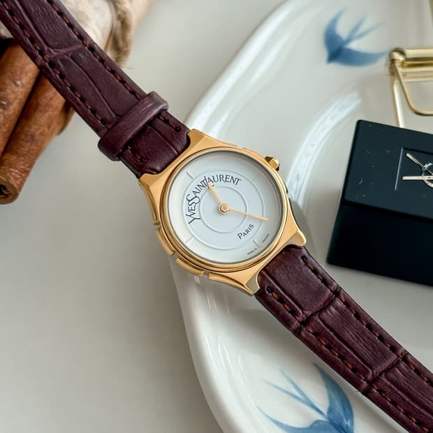 입생로랑 클래식 골드 라운드 레더 시계