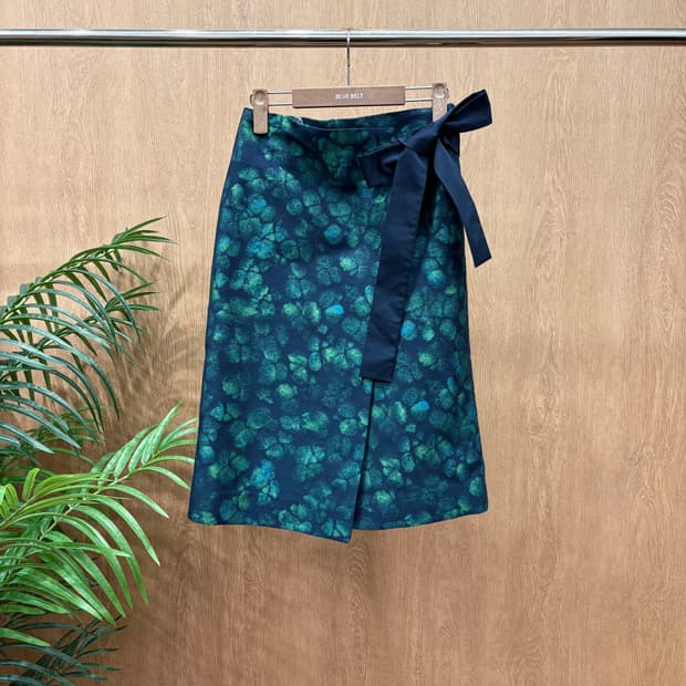 코스 미디 랩 스커트 플로럴 패턴 프린트 리본 스트랩 디테일 그린 네이비