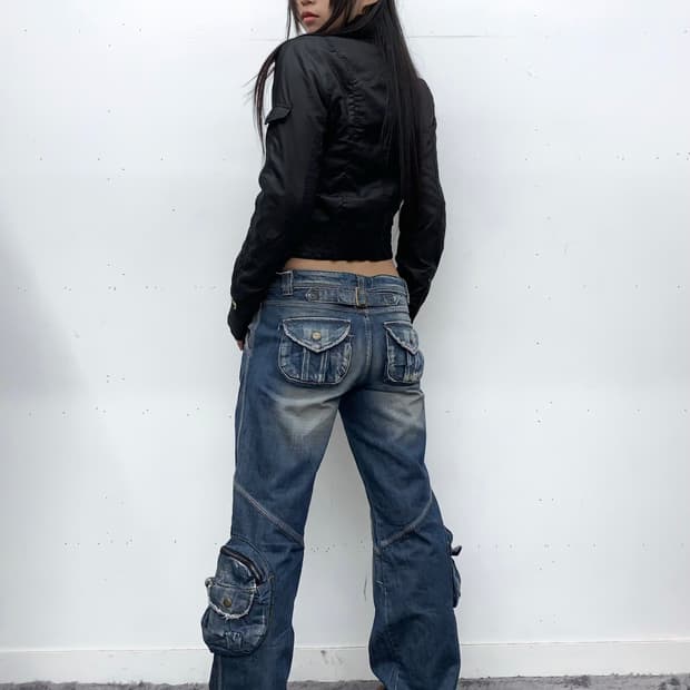 로우라이즈 부츠컷 포켓 디테일 데님