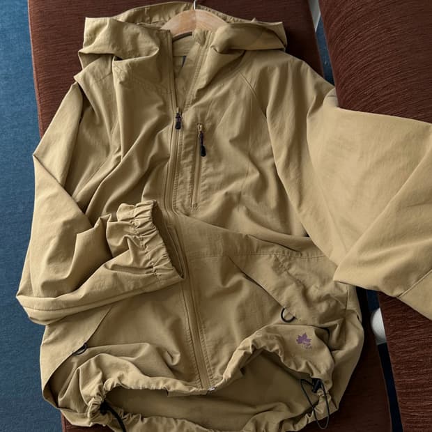 Stretched nylon design mountain parka