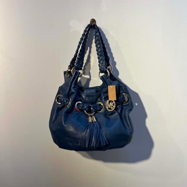 MICHAEL KORS 블루 태슬 가방