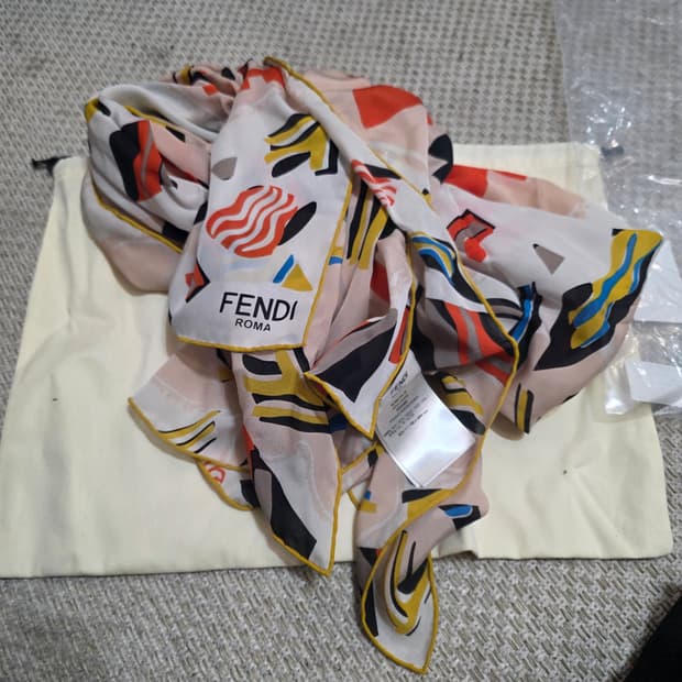 미사용 정품) 펜디 실크 숄 스카프 70* 180