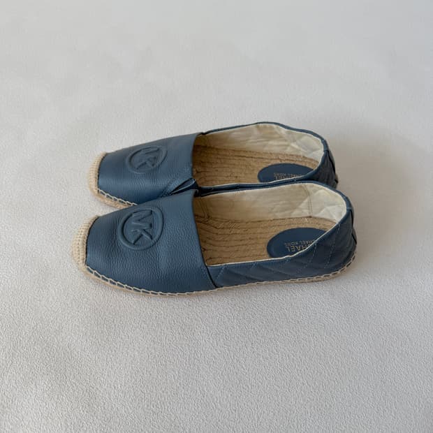 마이클코어스(MICHAEL KORS) 레더 플랫슈즈