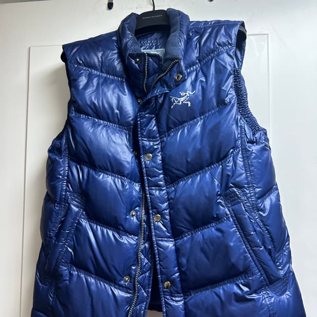 아크테릭스 여성패딩 조끼 M 