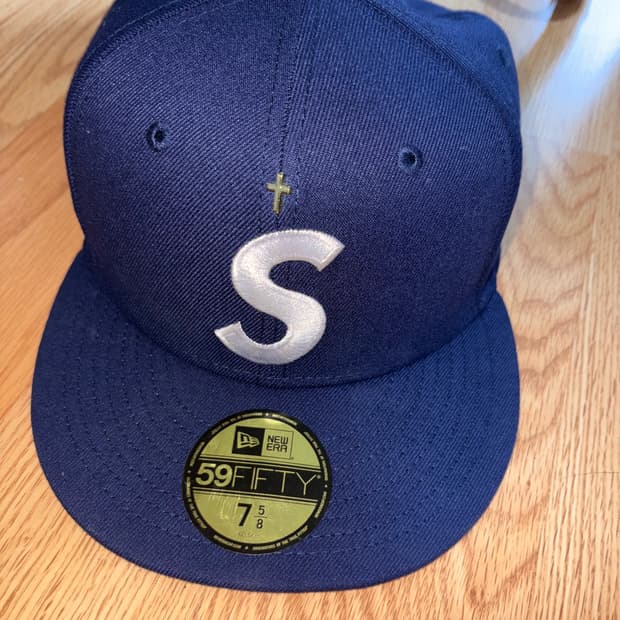 슈프림 뉴에라 골드 크로스 S로고 네이비 스냅백