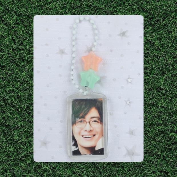 희미한 미소의 욘사마 행운 키링 B급 ⭐️