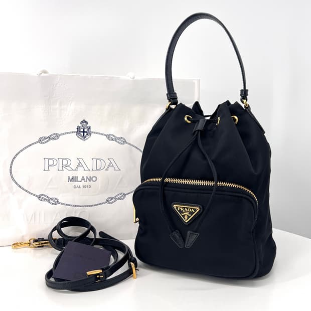 프라다 삼각로고 나일론 테수토 버킷백 블랙
