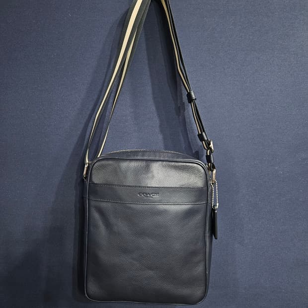 코치 네이비 남성 가죽 크로스백 