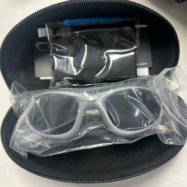 오클리 아이 자켓 리덕스 실버 프레임 프리즘