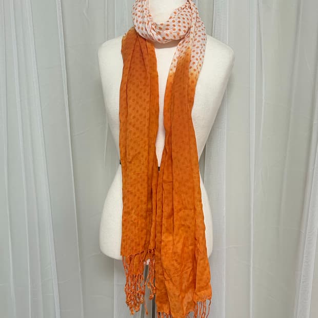 너드 모리 오렌지 그라데이션 도트 머플러 스카프