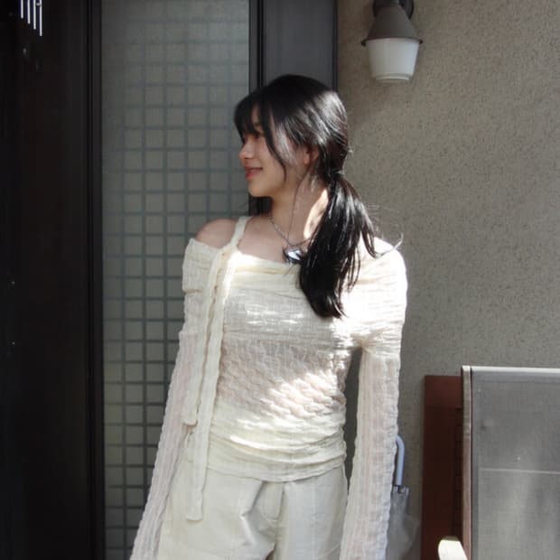 인앤양하모니 오프숄더 셔링 티셔츠