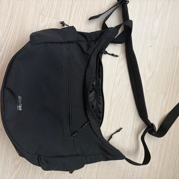 탑텐 Athlecia 블랙 메신저백