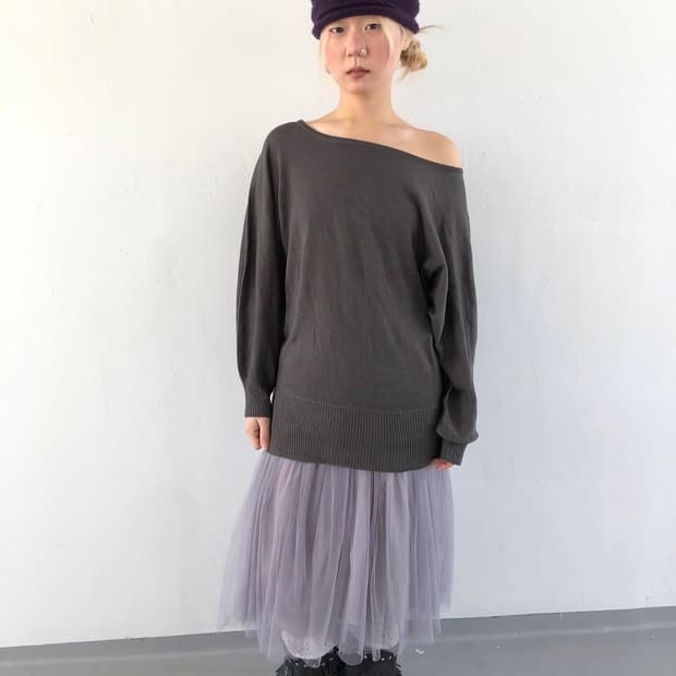 차콜 원 오프숄더 롱슬리브 티셔츠