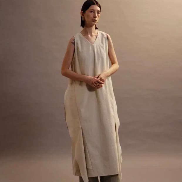 에토스 RIPPLE SLEEVELESS DRESS
