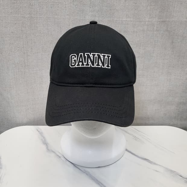GANNI 블랙 볼캡