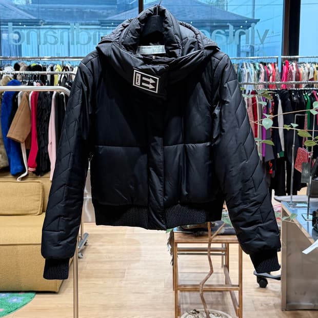 오프화이트 블랙 에로우 후드 다운 숏 패딩 점퍼