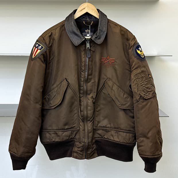 알파 인더스트리 U.S.A.A.F CWU-45/P 플라이트 자켓