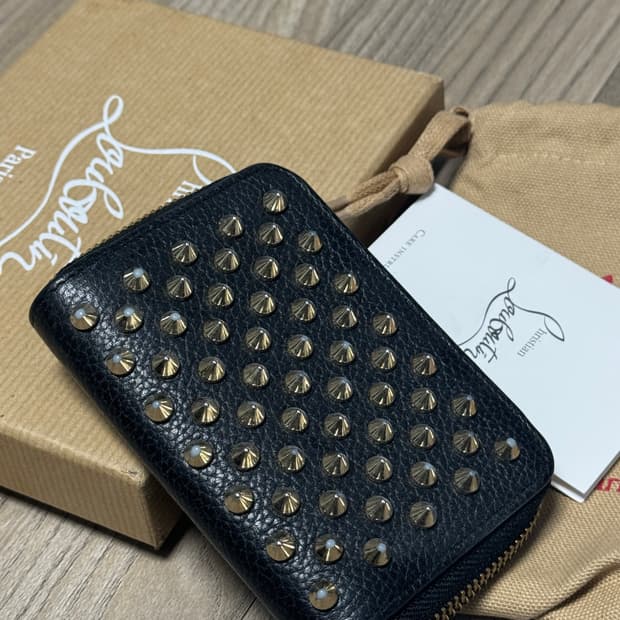 크리스찬루부탱 스파이크 카드지갑